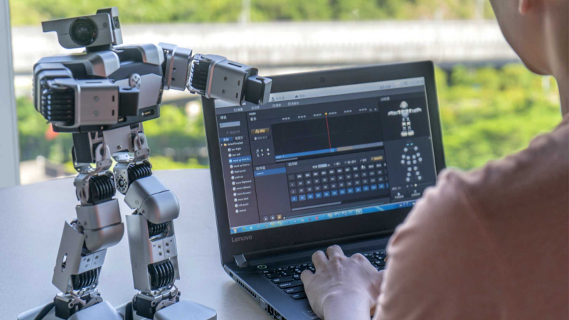 Humanoid Robots: Applications, Developers, and Challenges Ahead”-Universal Navigator